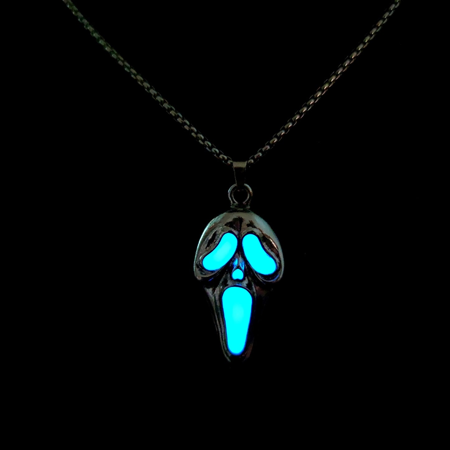 Ghostface Glow in the Dark Scream Necklace👻